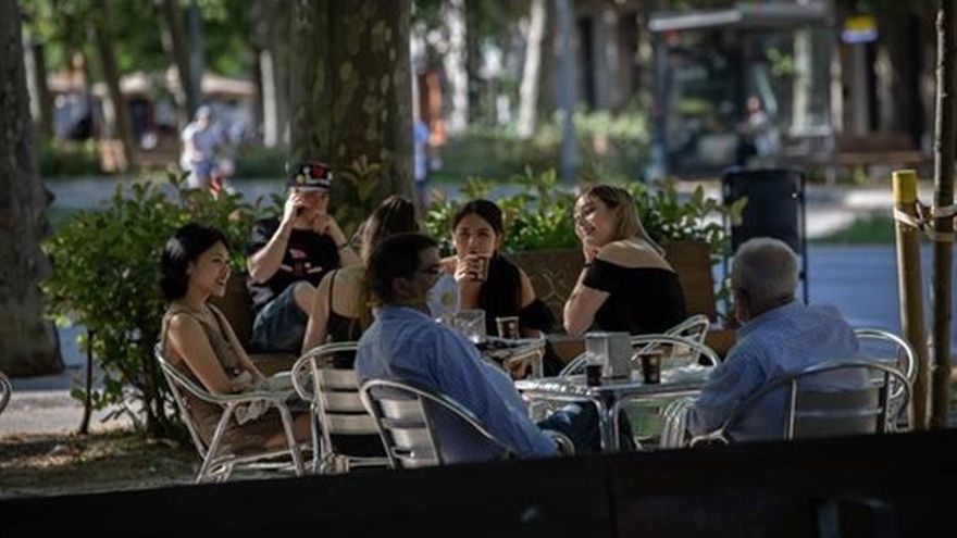 Un grupo de jóvenes se reúne en una terraza