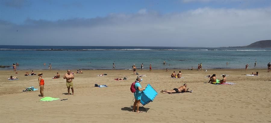 Playa de Las Canteras, en el primer día de la fase 2 de desescalada