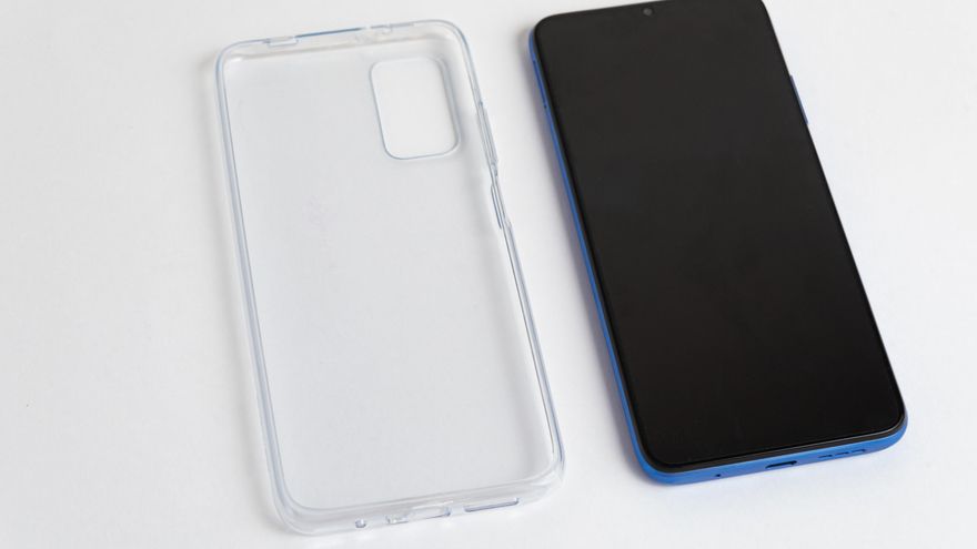 El truco para limpiar bien las fundas transparentes de móviles y otros dispositivos que se ponen amarillentas