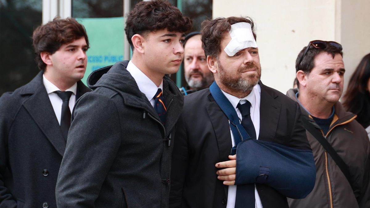 Entrada de afectados en el Palacio de Deportes Carolina Marín para la misa funeral en honor a las víctimas del accidente ferroviario en Adamuz.