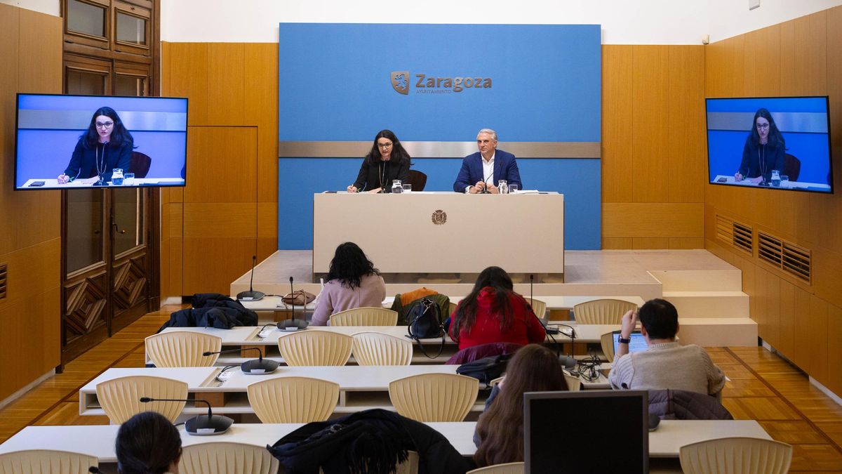La gerente de la sociedad municipal Zaragoza Vivienda, Lorena Reula, y el concejal delegado de Vivienda, José Miguel Rodrigo.