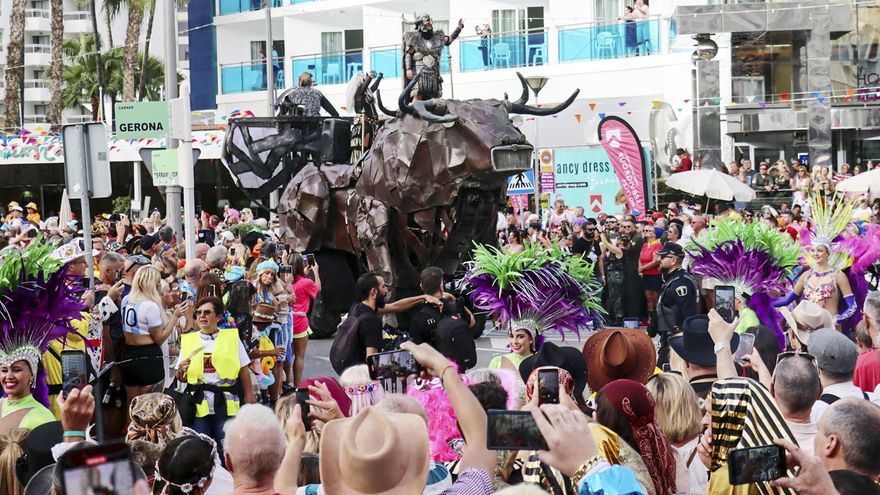 Más de 30.000 personas llenan Benidorm (Alicante) en la Fancy Dress Party
