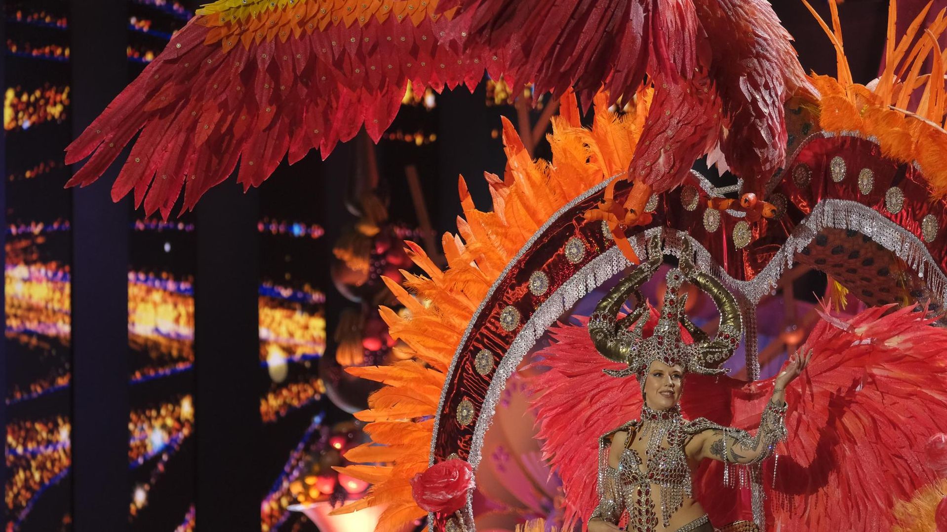 La candidata Yasmina Díaz Suárez con la fantasía Guardiana del fuego, diseñada por Antonio Quintana, durante su participación en la Gala de elección de la Reina del Carnaval de Las Palmas de Gran Canaria 2024.