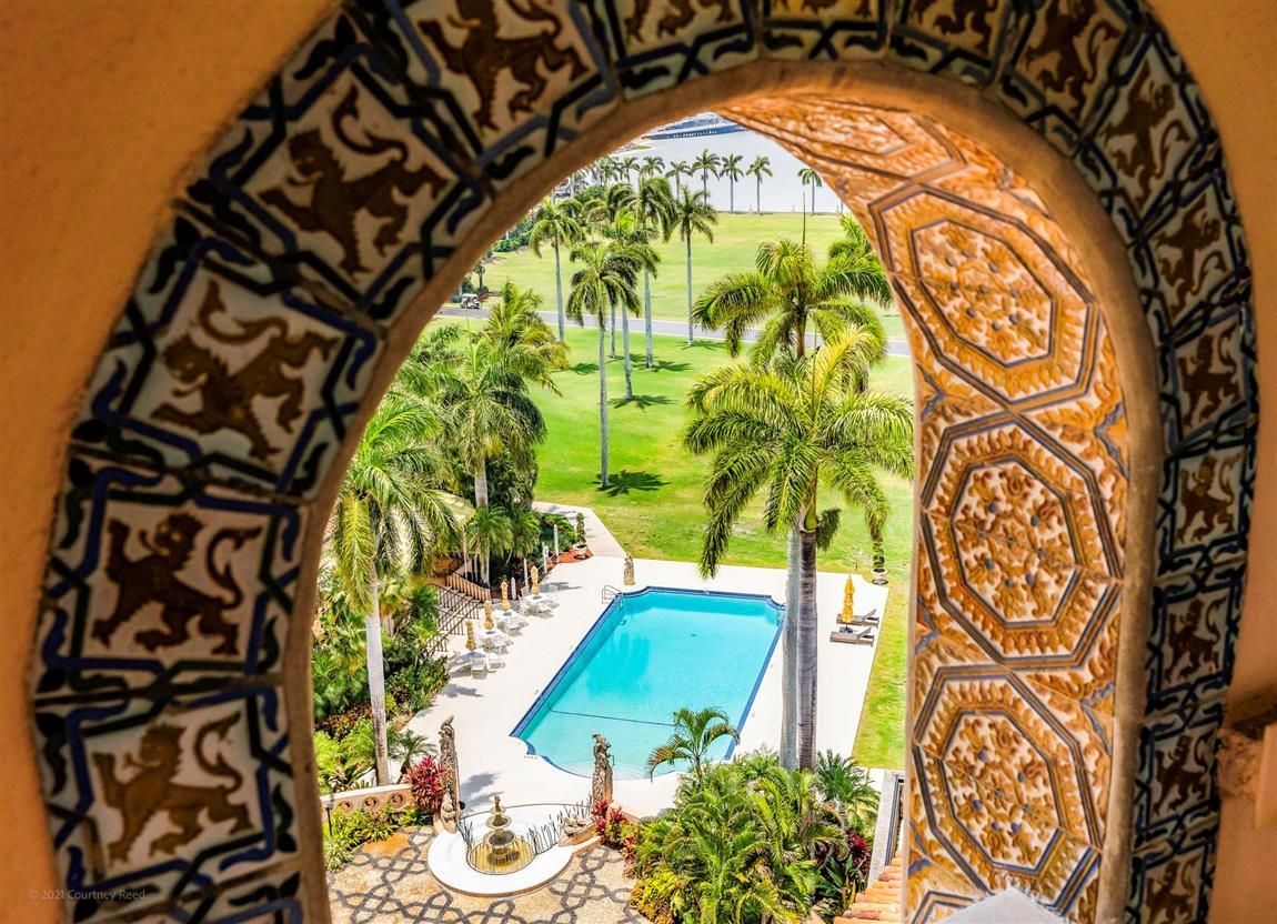 La mansión de Donald Trump integra miles de presuntos azulejos mudéjares comprados en Granada en 1901. La web oficial oculta el origen fraudulento de las cerámicas