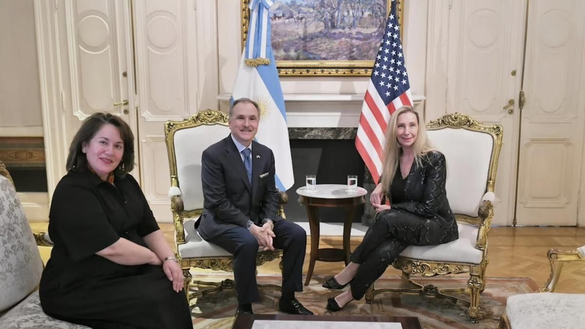 Karina Milei con Peter Lamelas