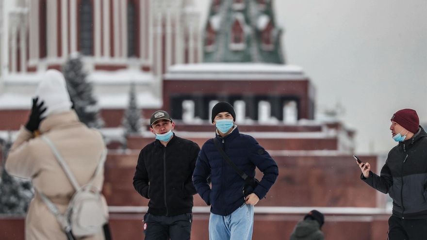 Varias personas pasean con mascarilla por la Plaza Roja de Moscú.