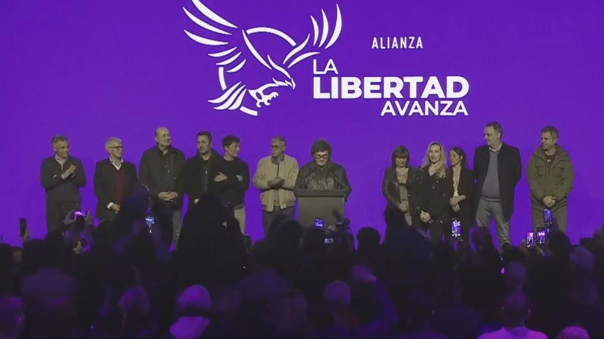 Milei en el centro, rodeado por parte de su gabinete y el consultor Santiago Caputo