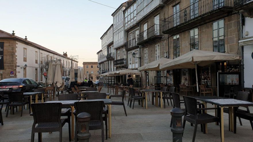 Terrazas vacías en el centro de Santiago.