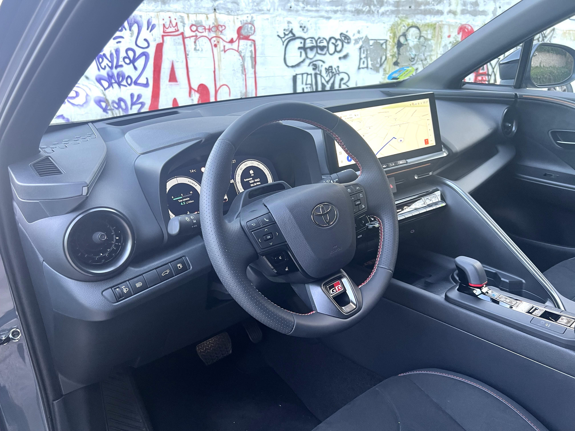 Puesto de conducción del C-HR Hybrid 140 GR Sport.