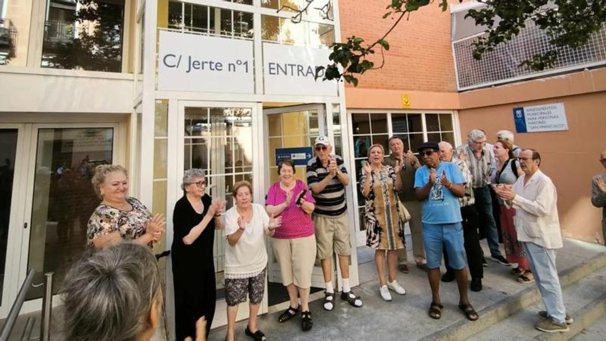 Usuarios de los apartamentos municipales de San Francisco en la concentración de 2024 para evitar el cierre durante las obras.
