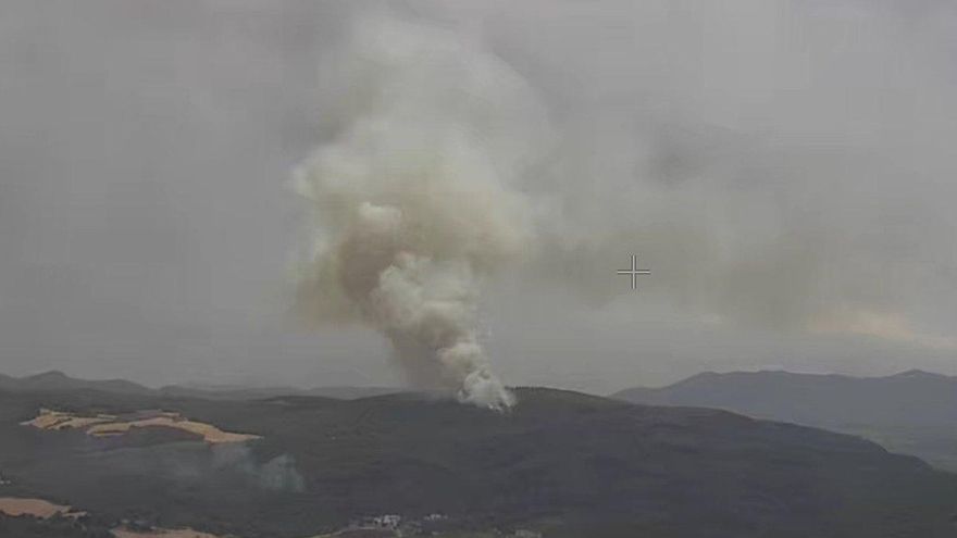 Los bomberos evacuan un camping y una casa de campamentos por el incendio de Sant Quirze Safaja (Barcelona)