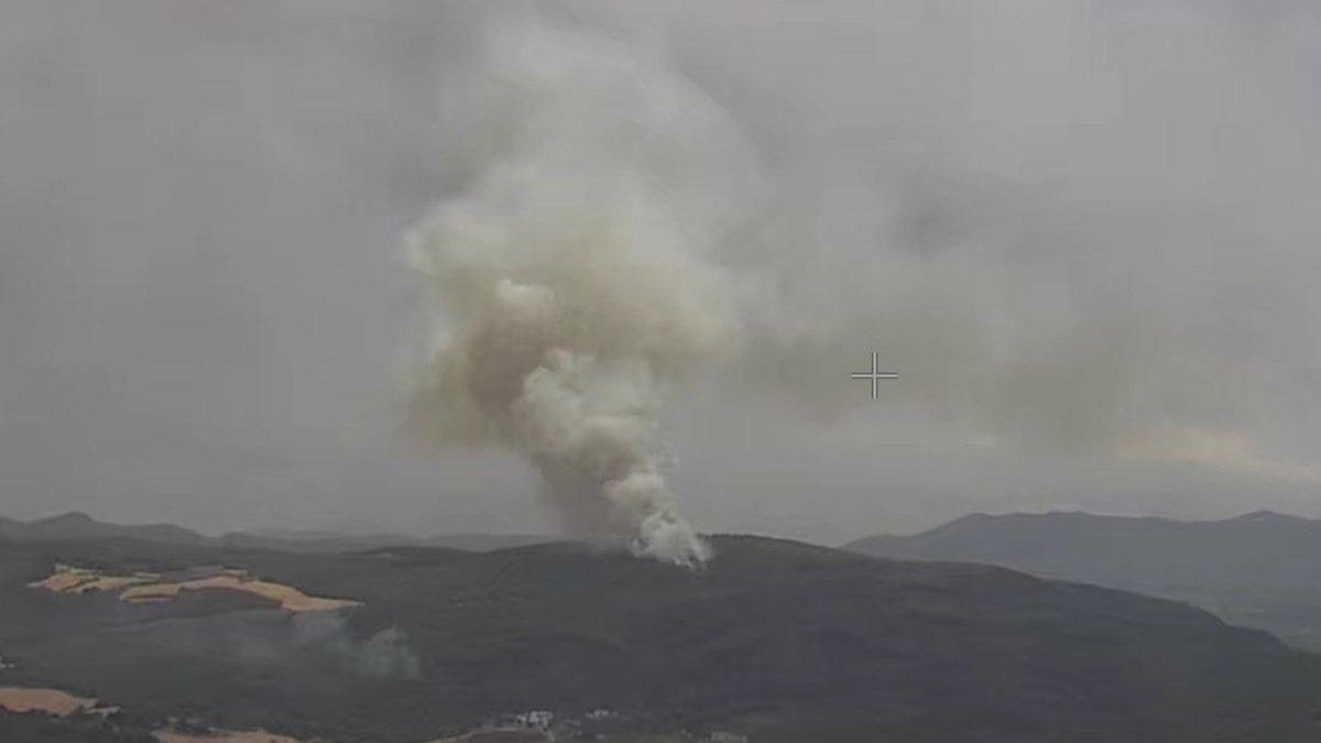Los bomberos evacuan un camping y una casa de campamentos por el incendio de Sant Quirze Safaja (Barcelona)
