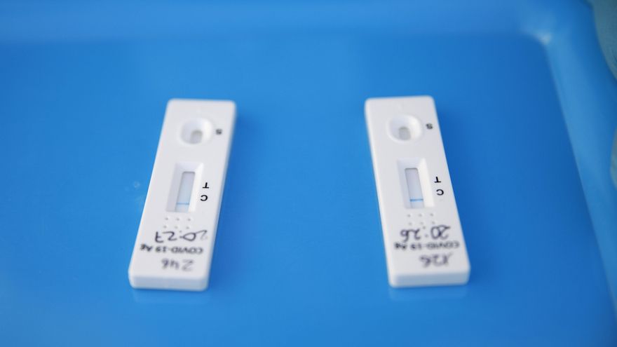 Un sanitario prepara un test de antígenos.