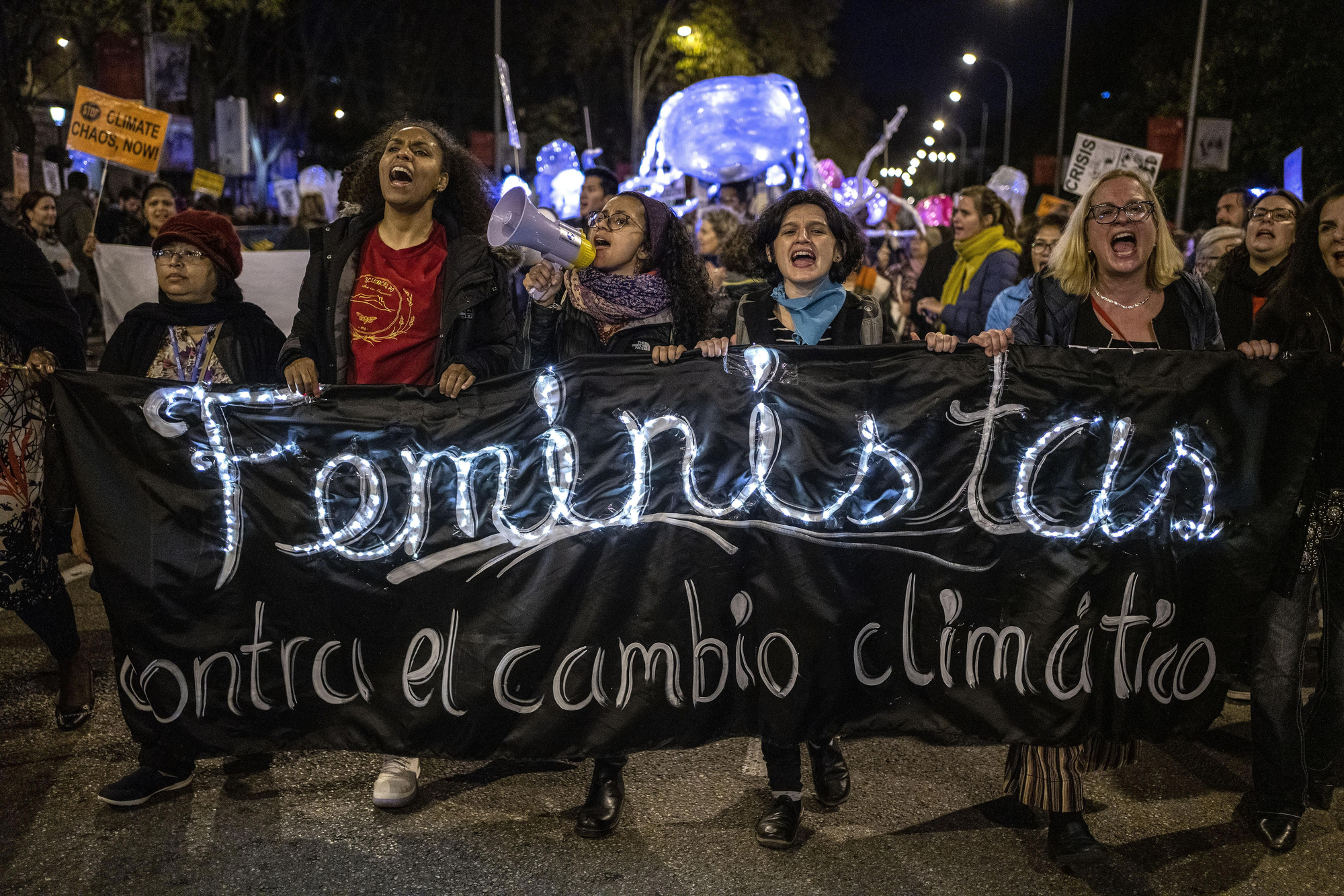 Las feministas se unieron también a la marcha por el clima