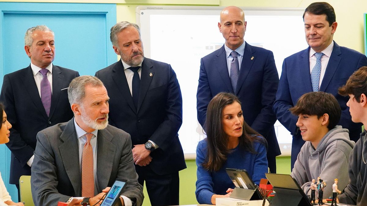 Los reyes de España, Felipe VI y Letizia visitan el colegio Gumersindo Azcárate de León.
