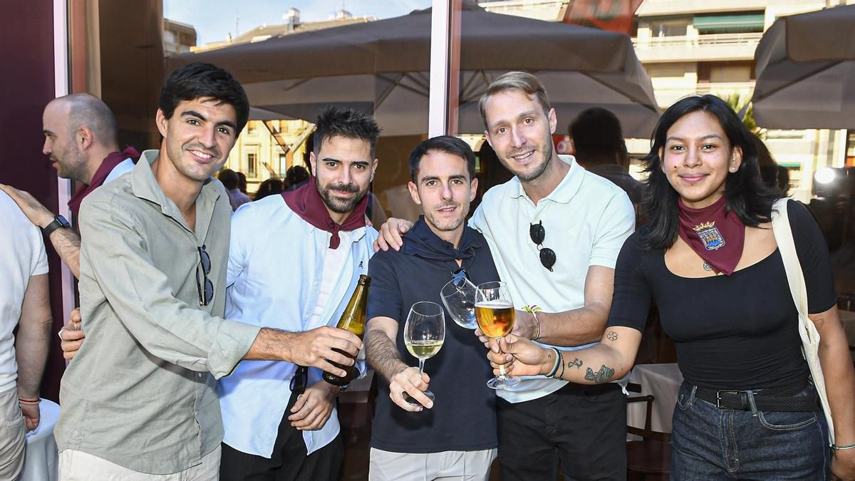 Las mejores imágenes del estreno de El Descorche de Rioja2: brindis y buen ambiente en una terraza única en Logroño