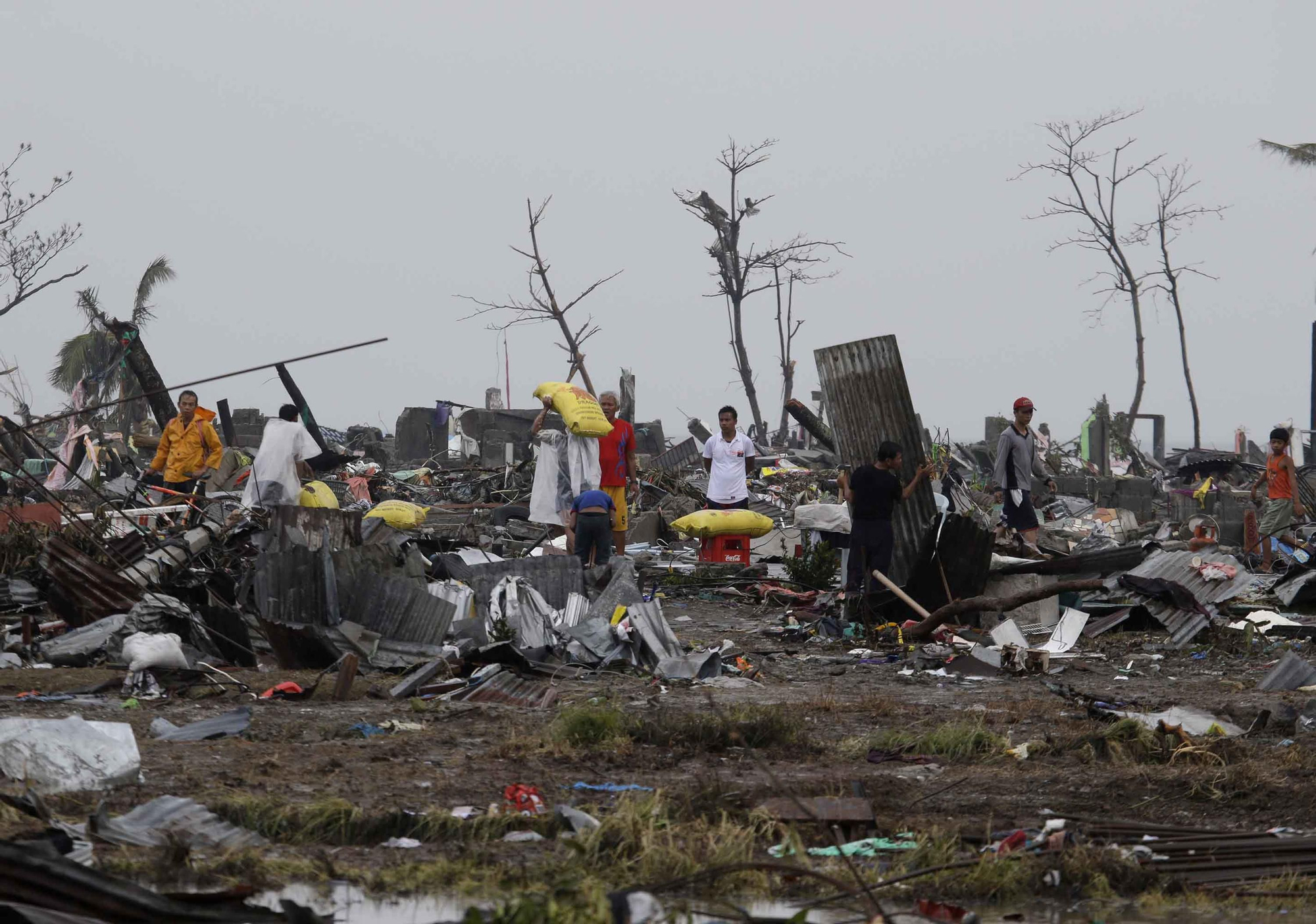 Los filipinos buscan entre los escombros todo lo que les pueda servir