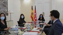 Isabel Díaz Ayuso e Ignacio Aguado se reúnen con la portavoz de Unidas Podemos, Isa Serra.