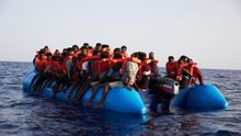 El barco de la ONG Sea-Eye rescata a 65 migrantes en el Mediterráneo Central
