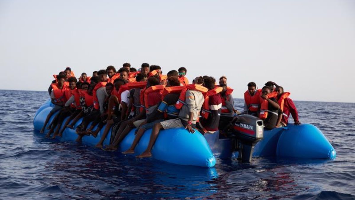 El barco de la ONG Sea-Eye rescata a 65 migrantes en el Mediterráneo Central