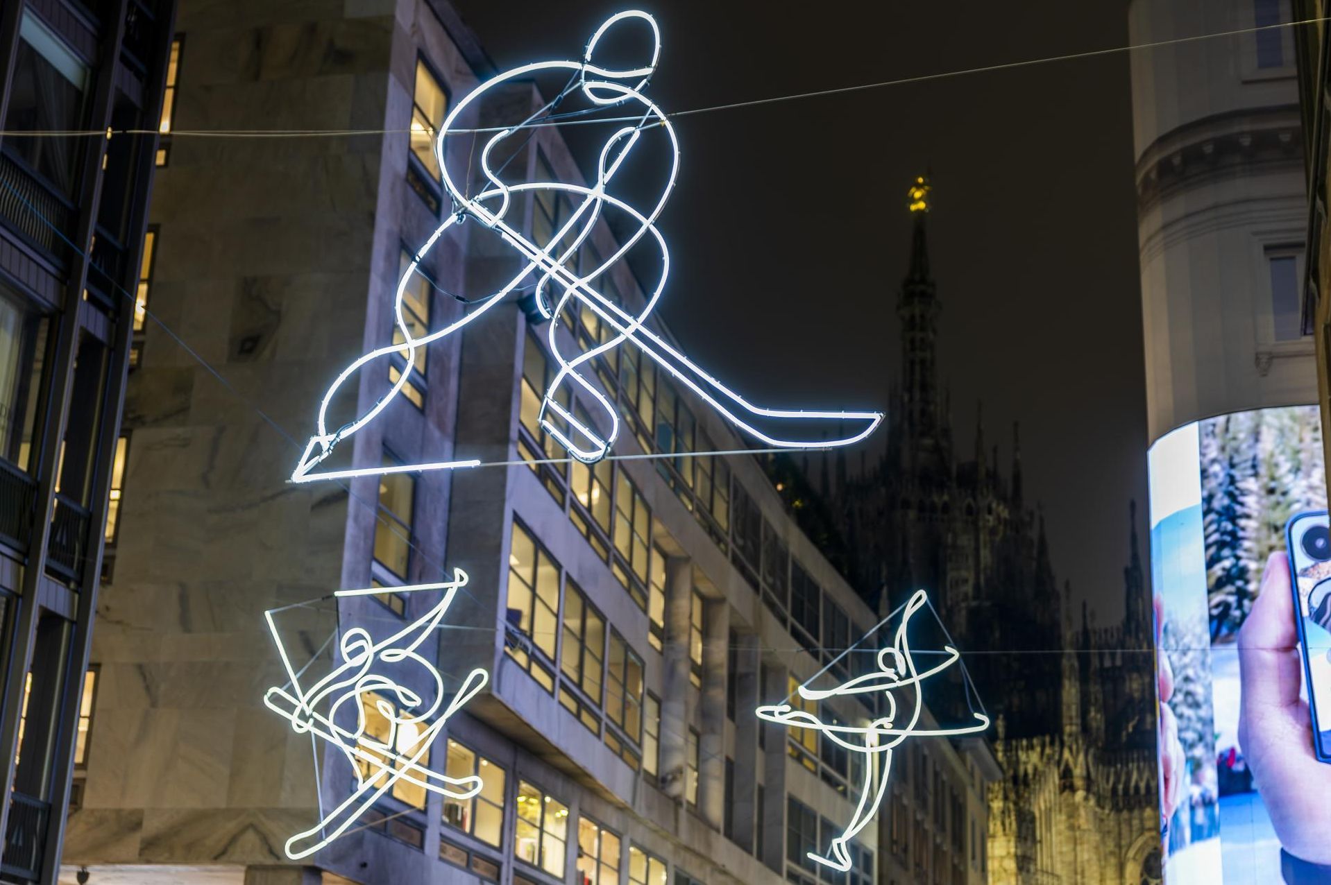 Iluminaciones olímpicas que representan deportes de invierno a lo largo del Corso Vittorio Emanuele II, cerca de la Piazza Duomo, antes de los Juegos Olímpicos de Invierno Milano Cortina 2026, en Milán, Italia.
