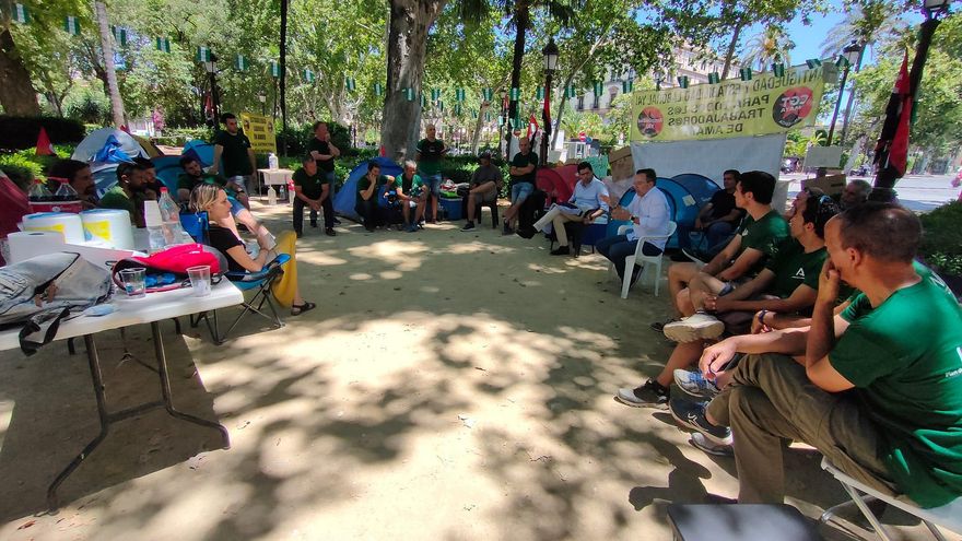 Los bomberos forestales acampados en Sevilla llevarán su protesta a los mítines electorales "si la Junta sigue ignorándolos"