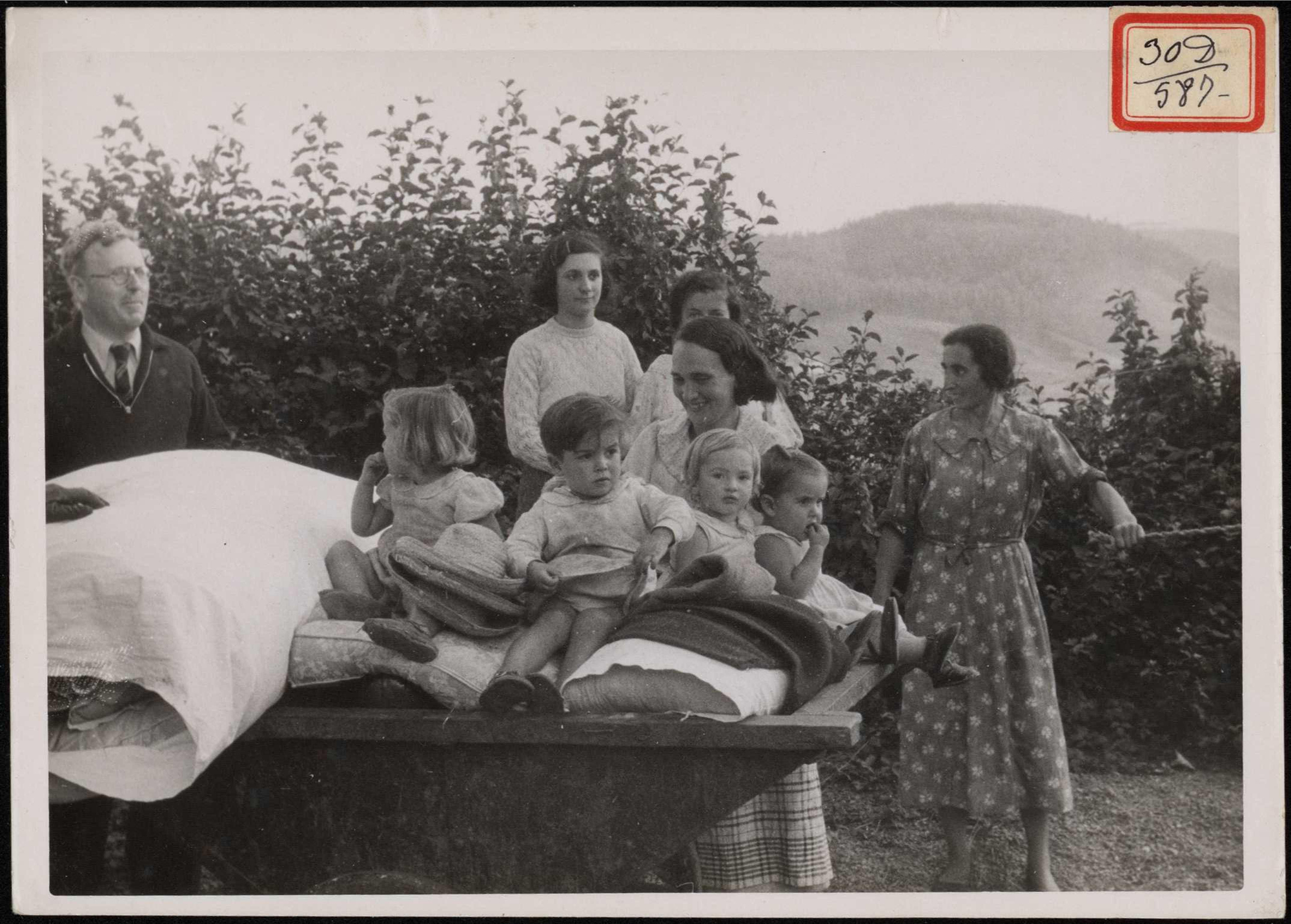 "Personas de orden y con sus familiares refugiados que vuelven a sus casas". | Biblioteca Nacional de España