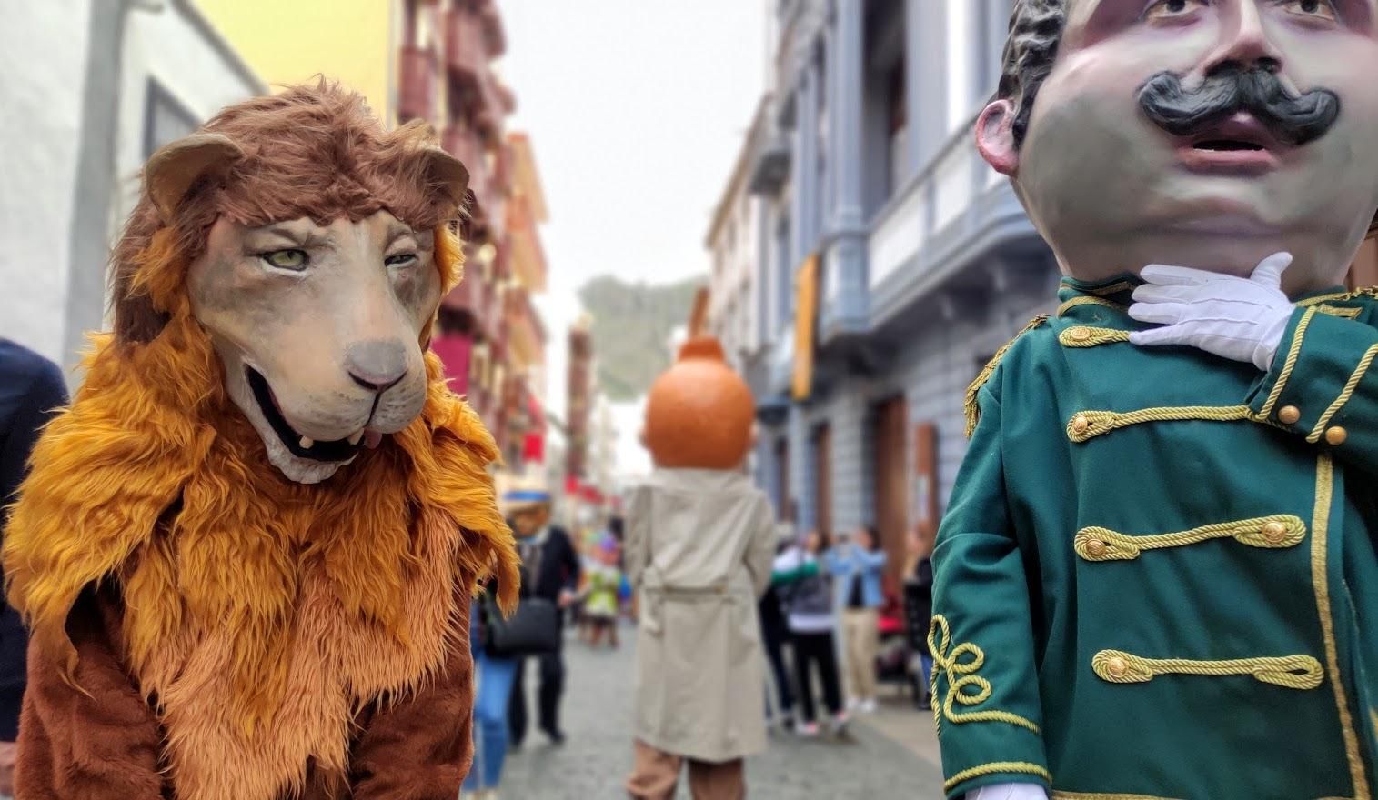 Mister Sabas y su león se estrenaron este lunes como personajes de las Fiestas de Mayo.