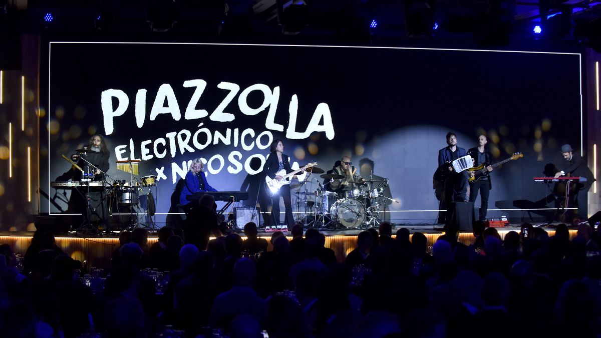 Show musical en el coloquio.