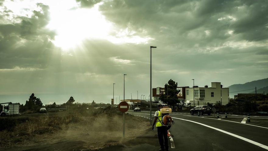 Labores de limpieza de ceniza en las carreteras de La Palma este martes. / FOTO: ANKOR RAMOS