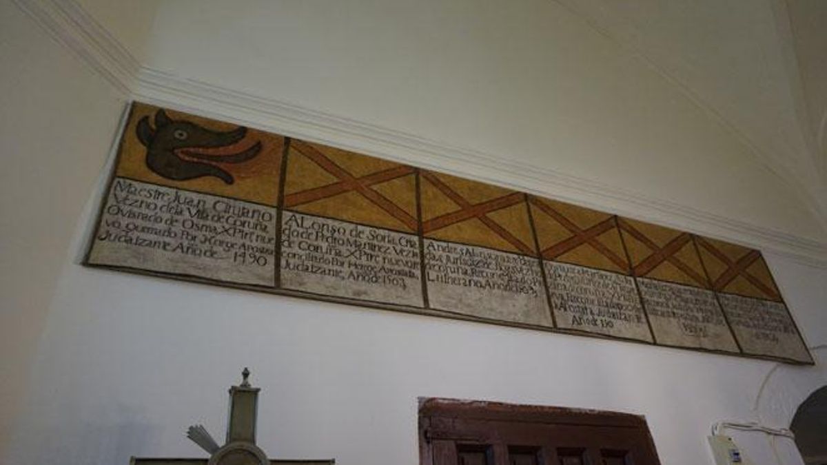 Seis sambenitos de condenados entre 1490 y 1509 en la iglesia de San Martín de Coruña del Conde (Burgos).