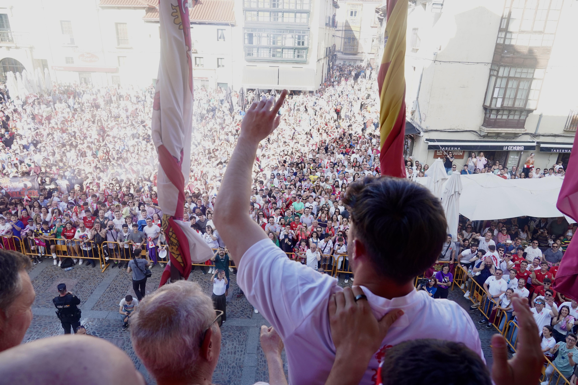 La Cultural recibe el homenaje del Ayuntamiento de León y un baño de masas de aficionados por su ascenso a Segunda
