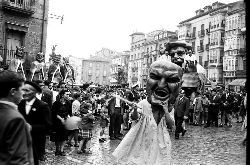 Más actuaciones de los cabezudos, con los reyes de la baraja y el Gargantúa al fondo
