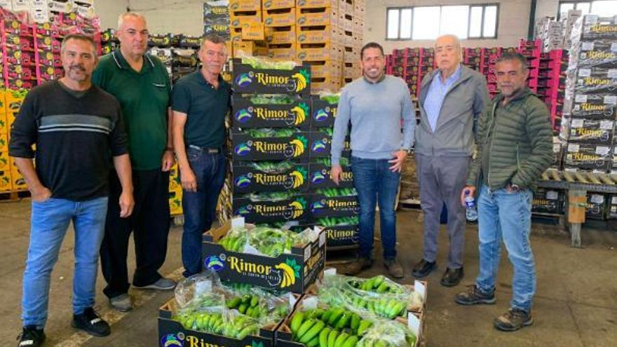 El candidato de CC a la alcaldía de Telde, Héctor Suárez, en una empaquetadora de plátanos a la misma hora que el líder regional de su partido estaba en la ciudad