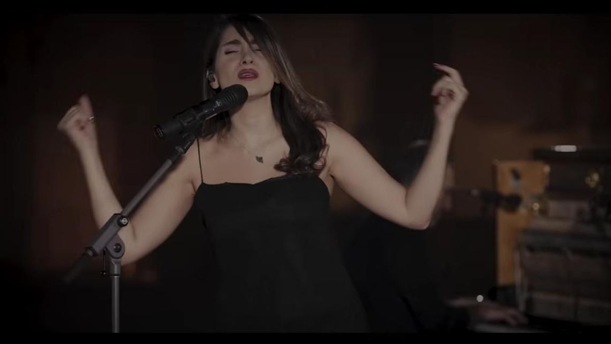 Irán condena a 74 latigazos a la cantante Parastoo Ahmadi por cantar sin velo en Youtube
