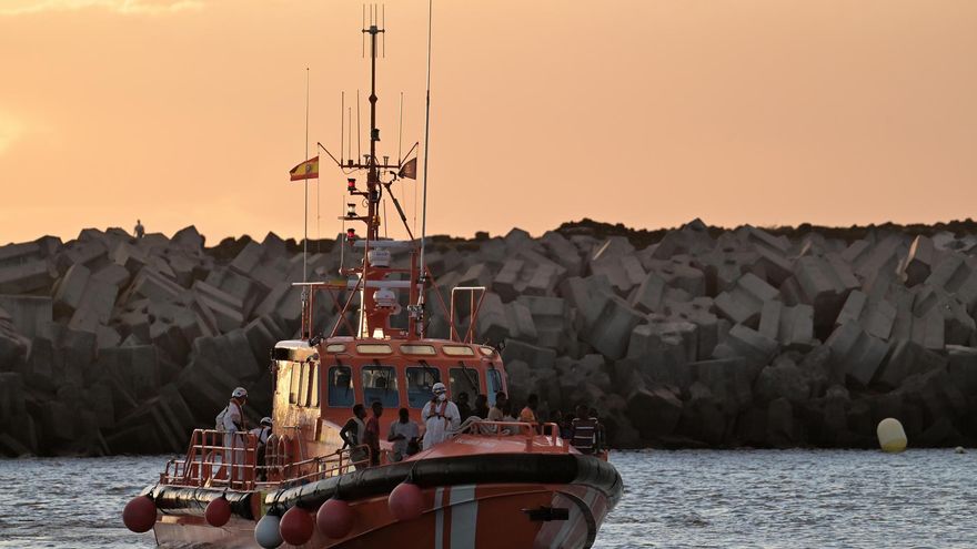 Rescatadas 79 personas en un cayuco localizado a 12,3 kilómetros de El Hierro