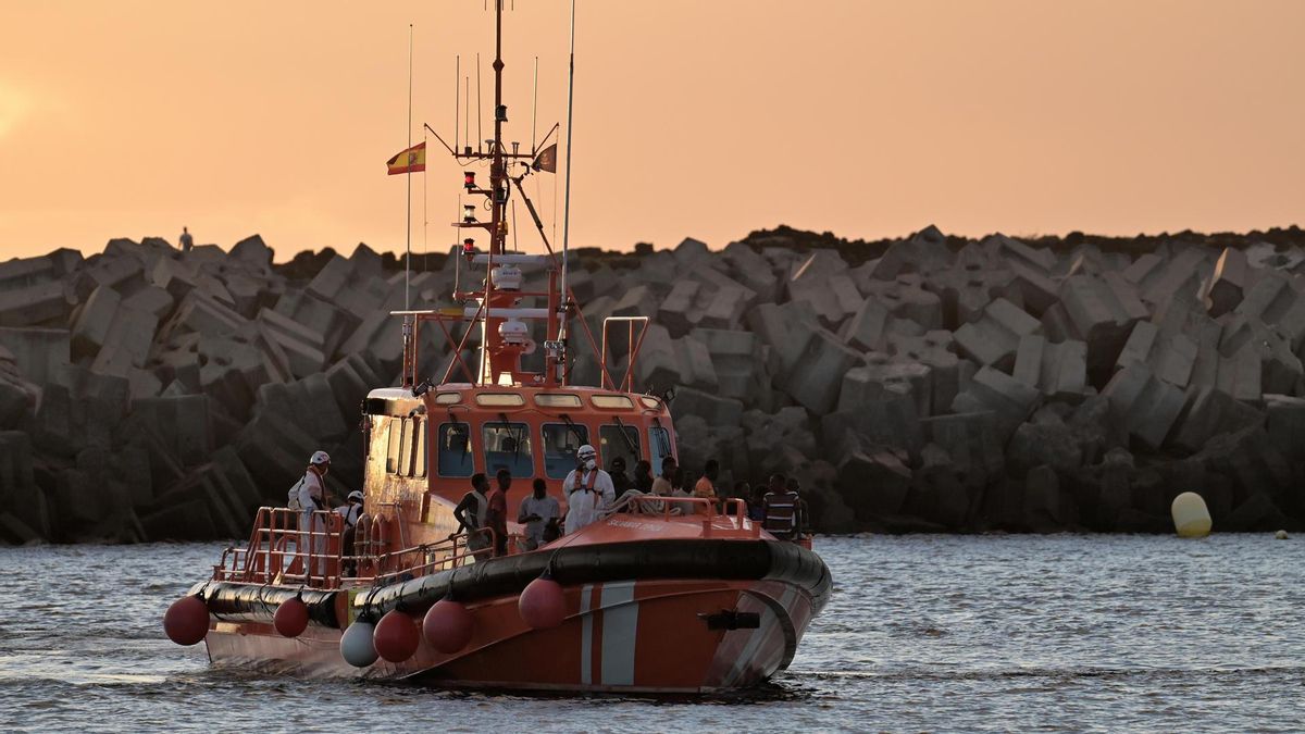 Llegan a El Hierro dos cayucos con 260 personas, entre ellas 57 menores y 30 mujeres