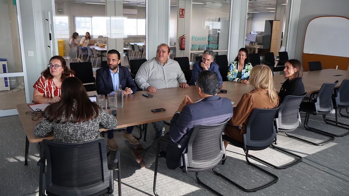 Imatge de la reunió entre els representants municipals i l'empresa.
