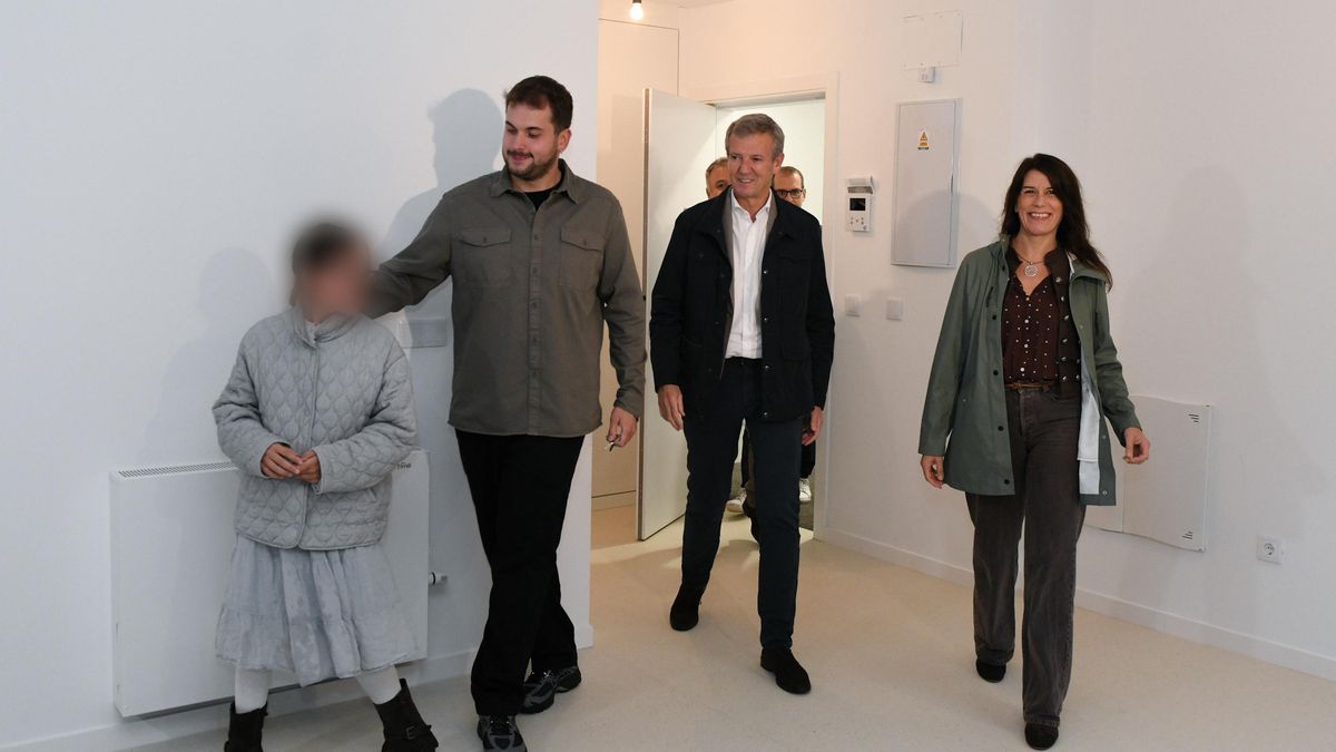 Allegue y Rueda (primera y segundo por la derecha) visitan el piso de uno de los beneficiarios