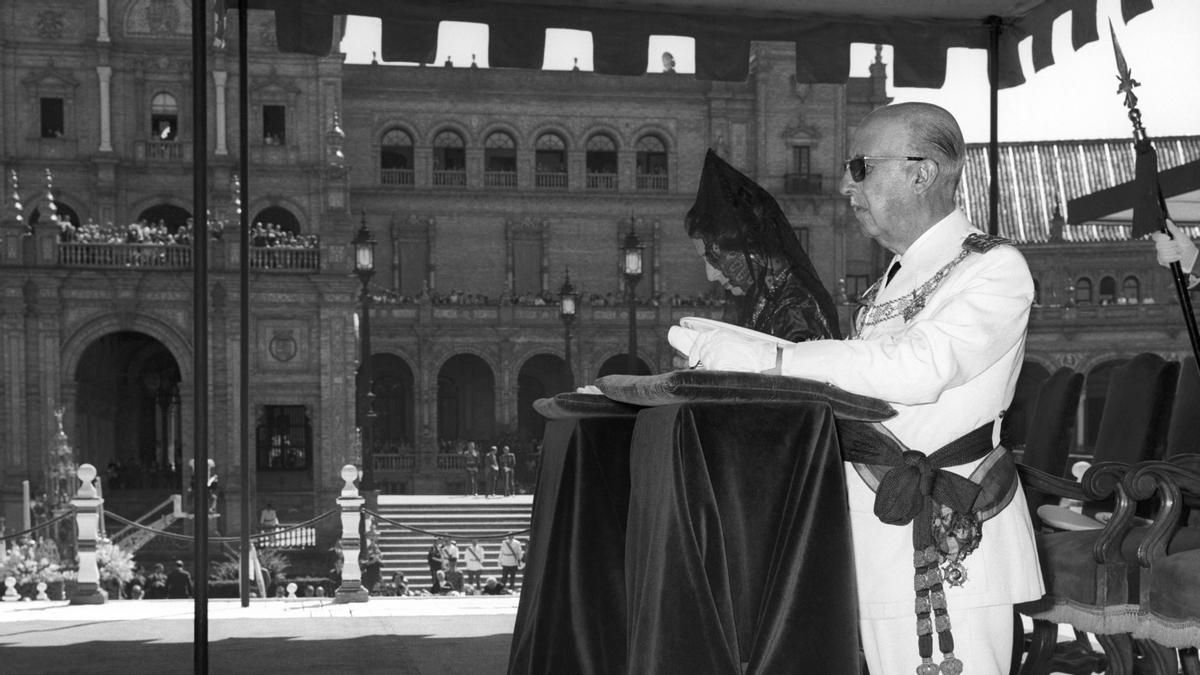 Francisco Franco, y su mujer Carmen Polo, asisten a la celebración de la eucaristía en la Plaza de España de Sevilla en 1968
