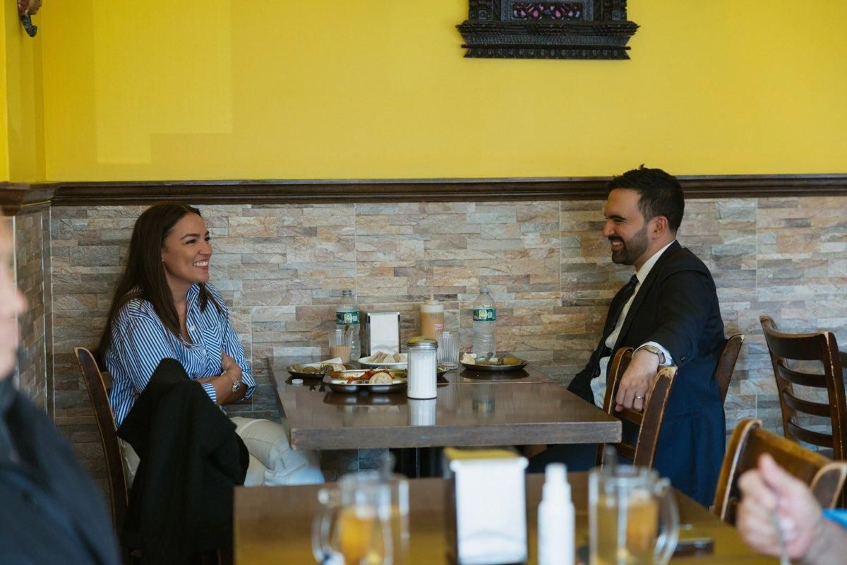 Almuerzo de Zohran Mamdani y AOC, en Laliguras Bistro, en Jackson Heights, el 5 de noviembre de 2025.