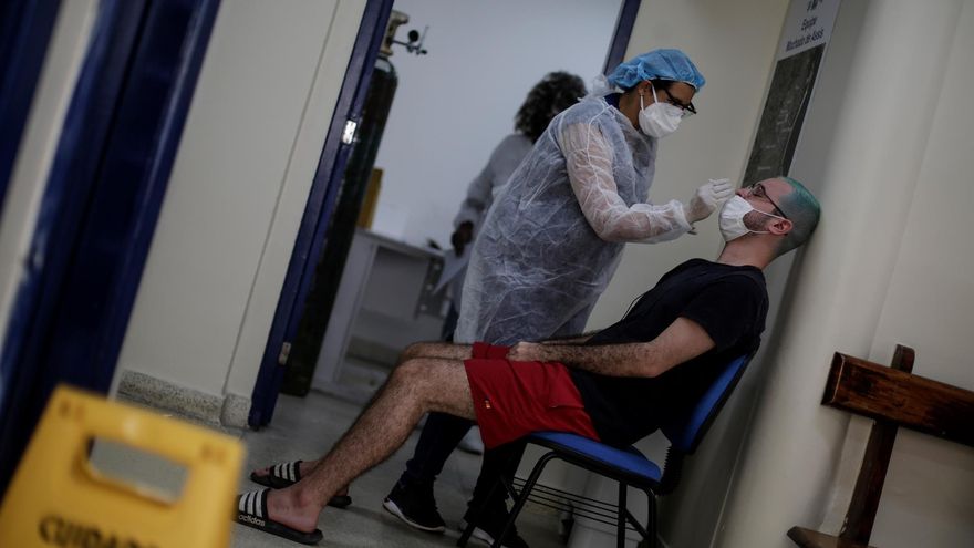 Una persona se realiza una prueba para detectar la covid-19 hoy, en Río de Janeiro (Brasil).