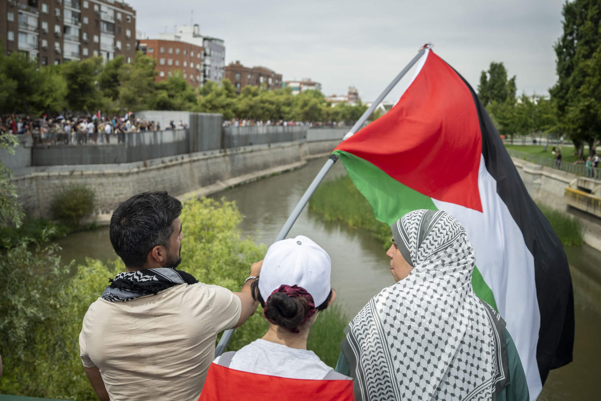 Cientos de personas llenan las orillas de Madrid Río en solidaridad con Gaza y para apoyar a la Global Sumud Flotilla