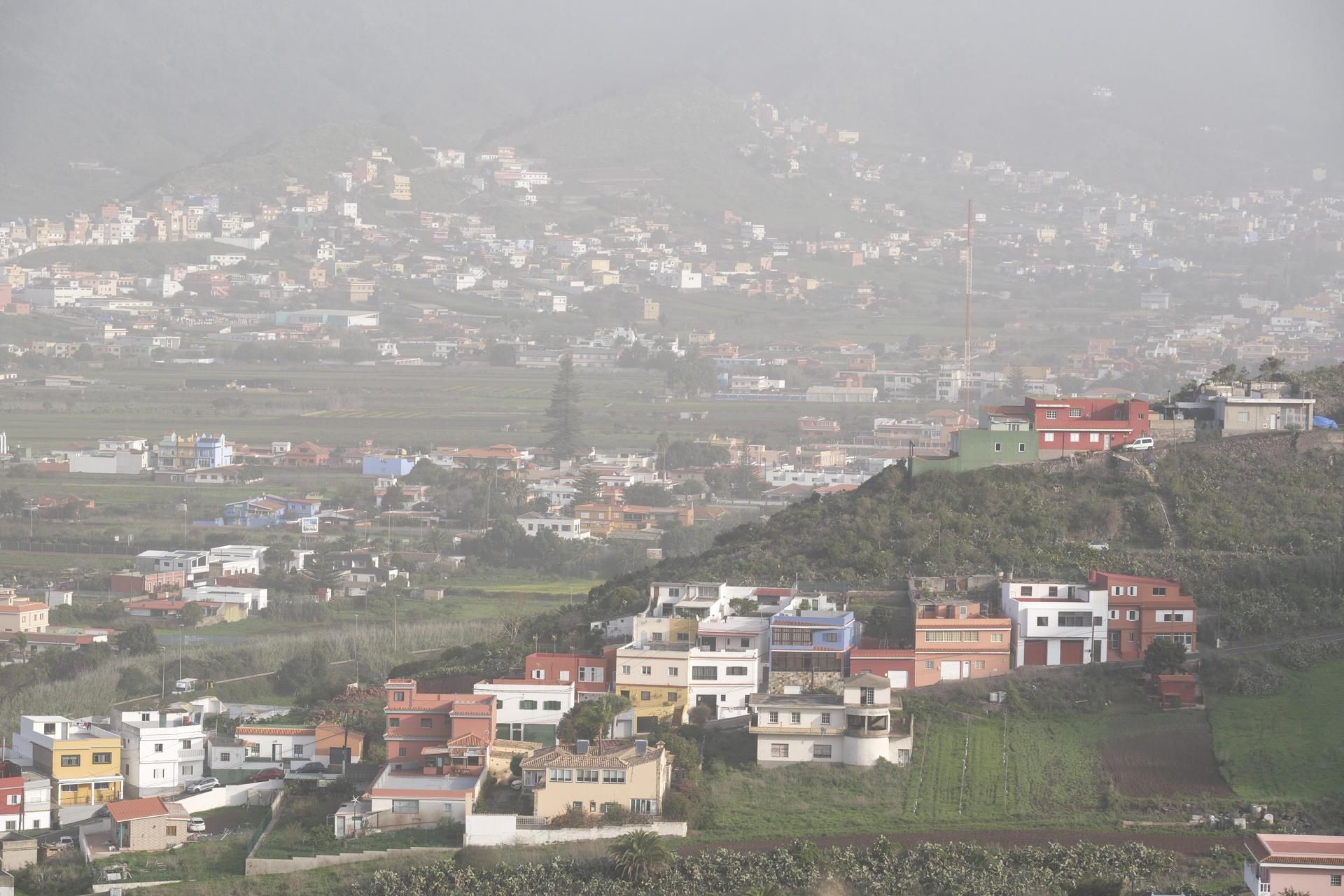 La calima cubre este martes la ciudad de La Laguna (Tenerife), durante la prealerta declarada por la Dirección General de Emergencias del Gobierno de Canarias para todo el archipiélago. 