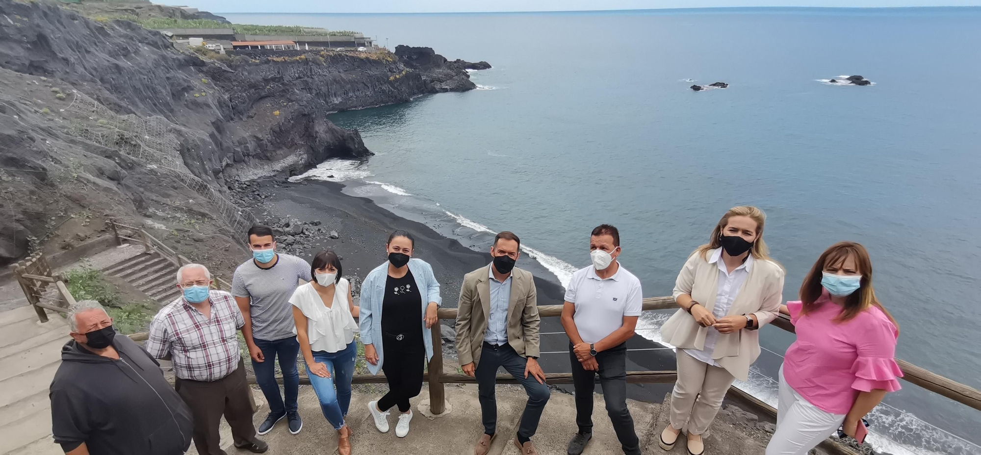 Visita de las autoridades insulares y locales a la playa.