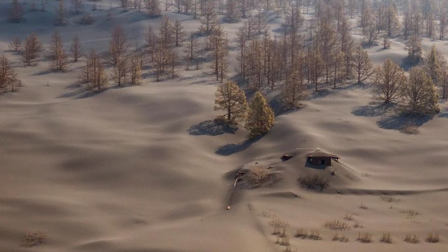 Casa cubierta de ceniza en el entorno del volcán. EMILIO MORENATTI