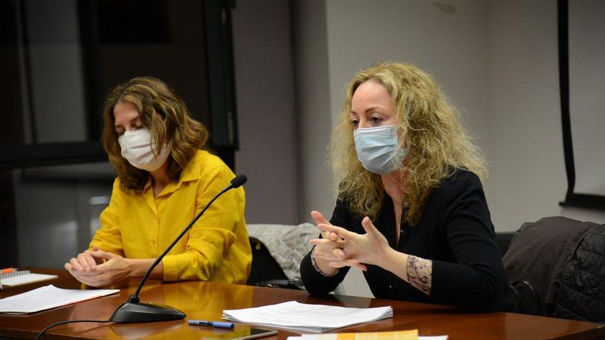 Vicenta tasa Fuster, a la derecha, nueva miembro de la Acadèmia Valenciana de la Llengua.