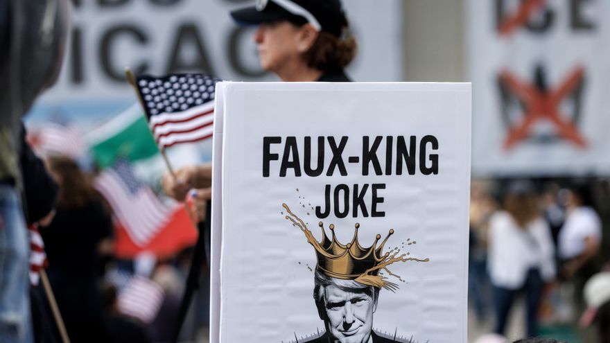 Miles de personas en todo EE.UU. protestan contra Trump: "No queremos Reyes"