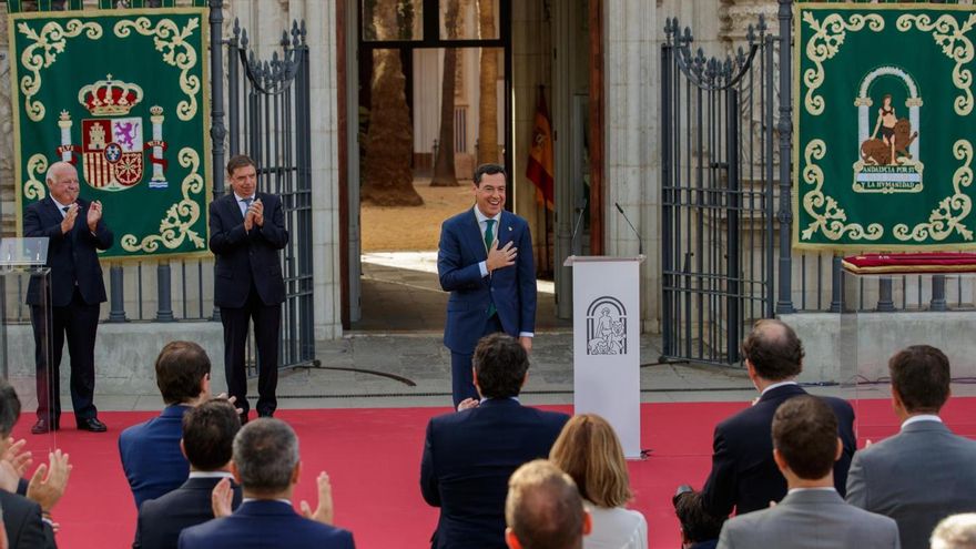 Mayoría suficiente, fiesta absoluta: todo el PP se sube a los hombros de Juanma Moreno en su toma de posesión