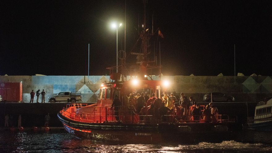 Los supervivientes de la lancha rescatada este miércoles cerca de Fuerteventura confirman que hay al menos 16 desaparecidos